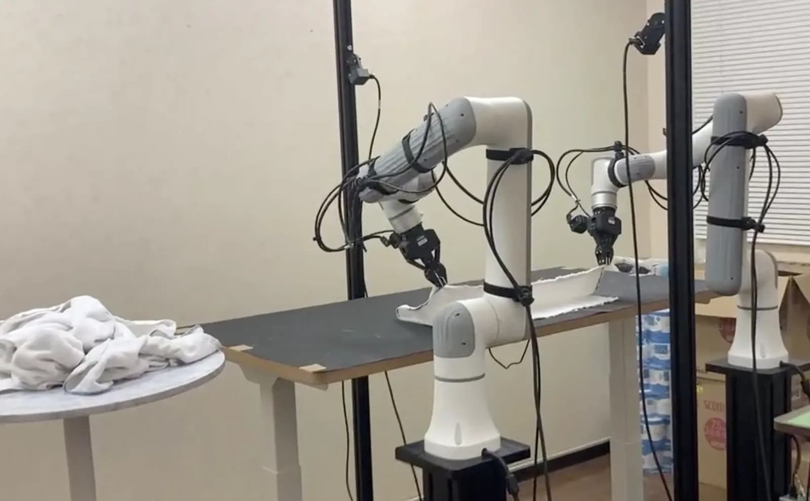 おもてなしロボティクスの工場(ロボットアームによるリネンの折り畳み)